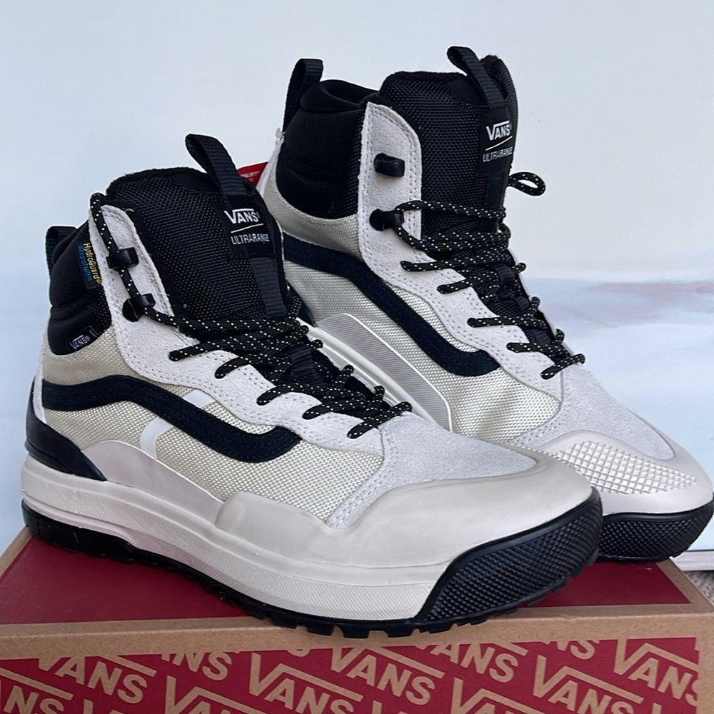 Vans WMNS Ultrarange Exo Hi Mte2 Marshmallow/Black
VN0A4BVSKIG
Sneakers Boots - Picture 13 of 16